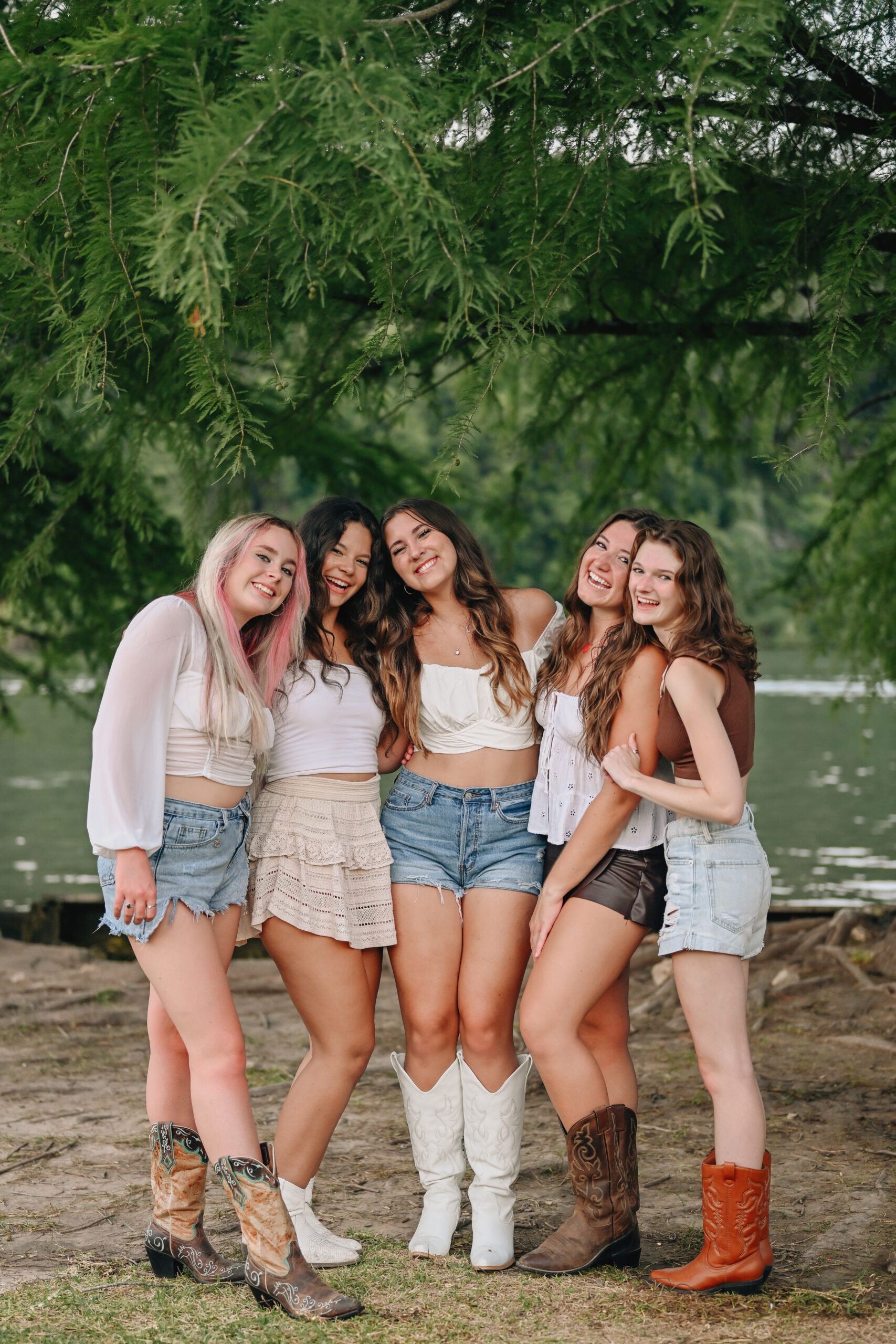 girls friend group photos under a tree at commons ford